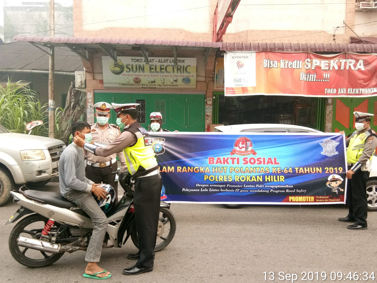 Asap Semakin Pekat, Satlantas Polres Rohil Bagikan Masker