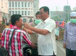 Akibat Kabut Asap Masyarakat Dapat Masker Gratis Dari Bupati Rohil