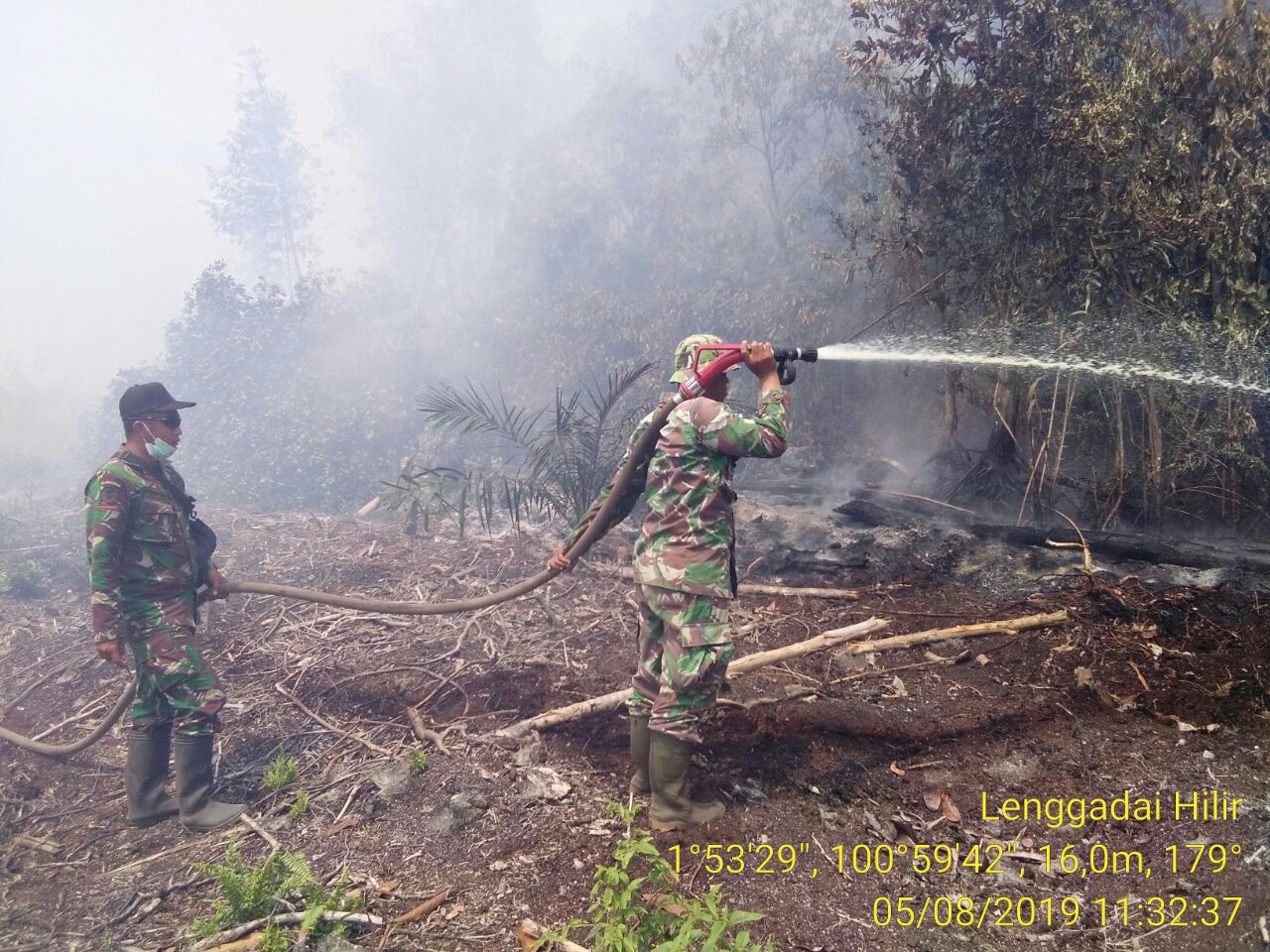 Danramil 05 Rimba Melintang Pimpin Pemadaman Karlahut