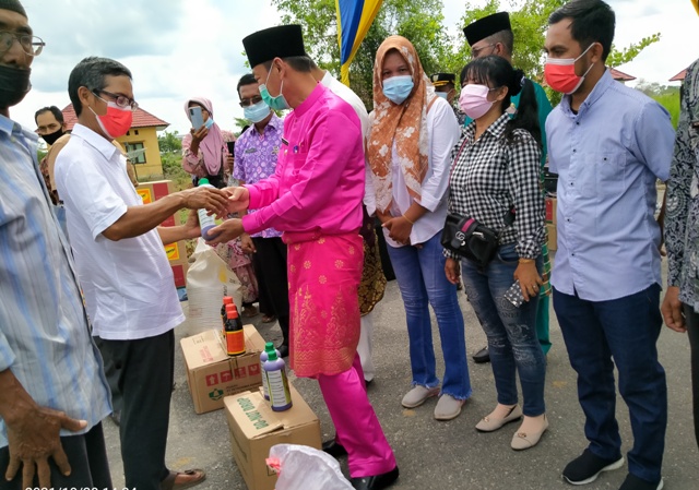 Bupati Rohil Serahkan Bantuan Saprodi Pertanian Kepada Gapoktan Mandiri Jaya Kecamatan Bangko