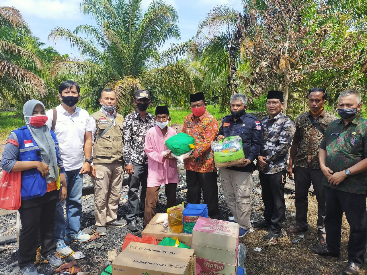 Wabup Rohil Jamiludin Serahkan Bantuan ke Amat Dian, Warga Sei Nyamuk Tertimpa Musibah Kebakaran