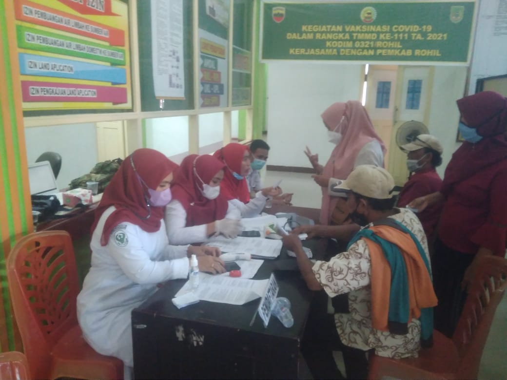 Giat TMMD ke-111, warga disuntik vaksin Covid-19