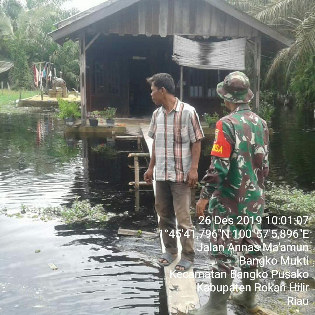 Babinsa Koramil 05/RM Pantau Ketinggian Luapan Air