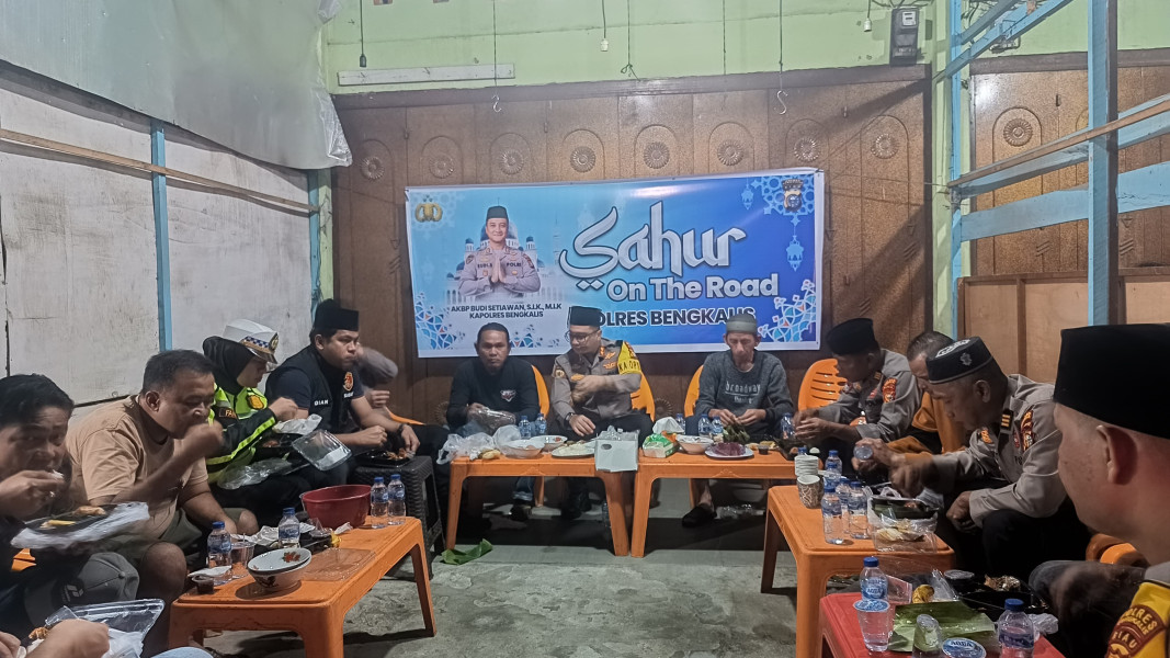 Kapolres Bengkalis didampingi Kapolsek Mandau Lakukan Giat Sahur On Road