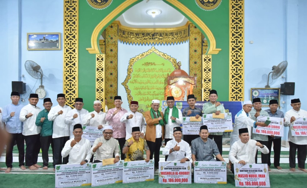 Safari Ramadhan di Tanah Putih Bupati Rohil Serahkan Bantuan di Masjid Darul Hidayah