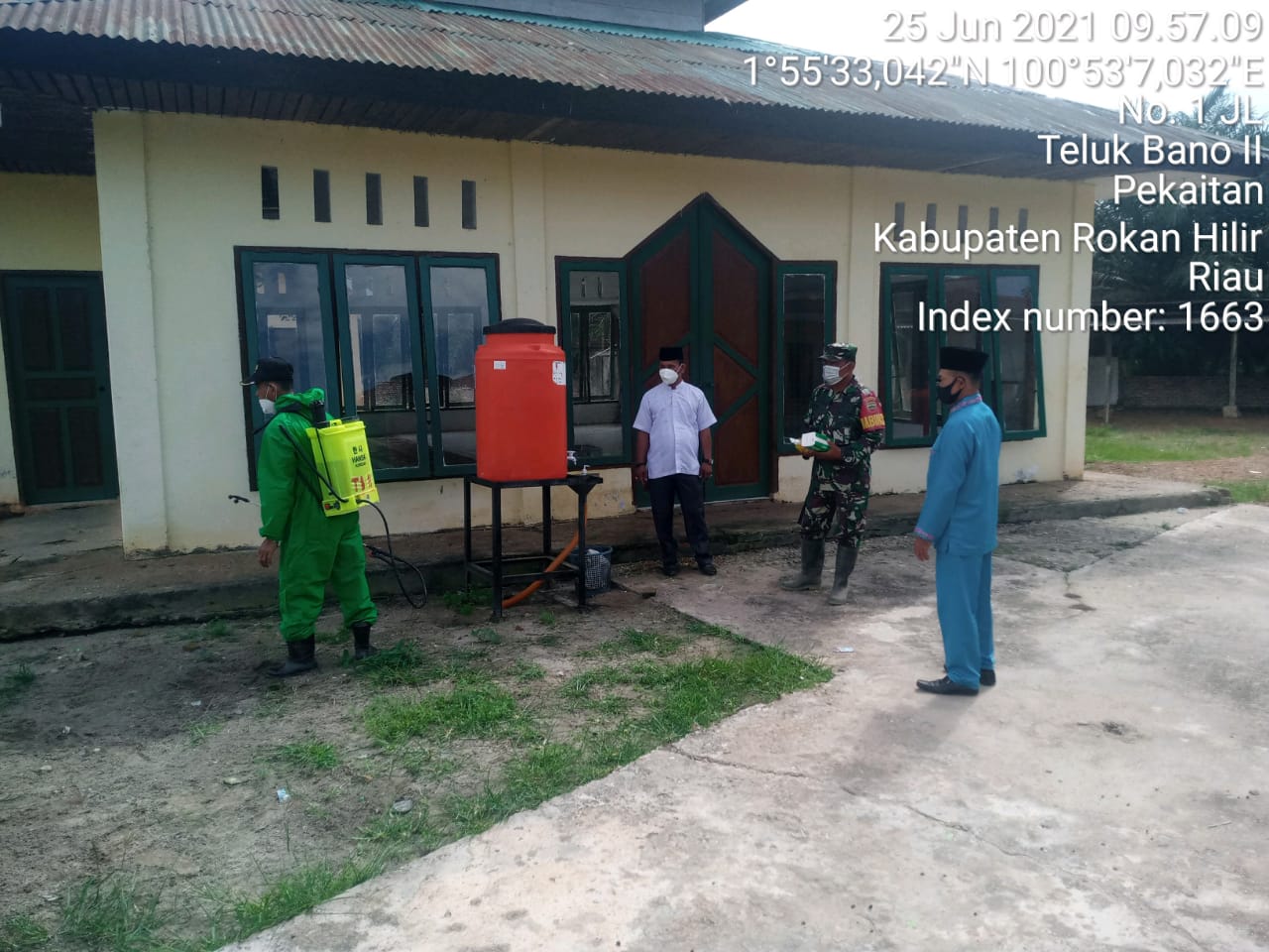 TNI Laksanakan Kegiatan Penyemprotan Disinfektan  di Kep.Teluk Bano II Kec.Pekaitan