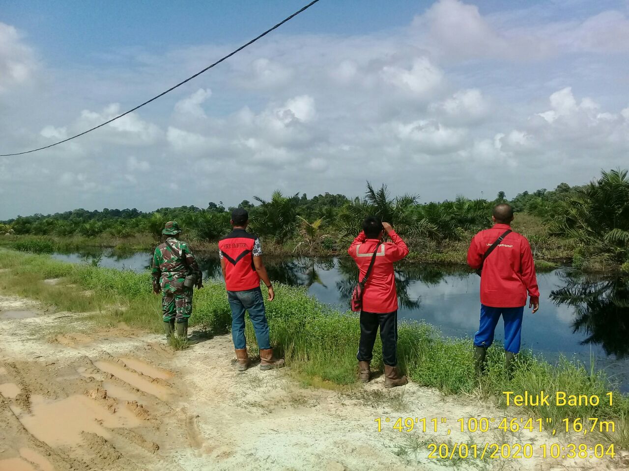 Jaga Keamanan Wilayah Dari Bencana Karhutla, Babinsa Laksanakan Patroli Bersama