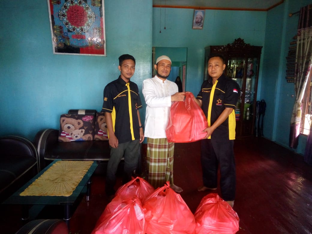 Pksmuda Rohil Bagikan Nasi Kotak Pada Santri