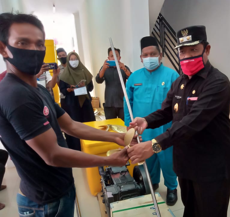 Dinas Perikanan Rohil Berikan Bantuan Untuk Nelayan