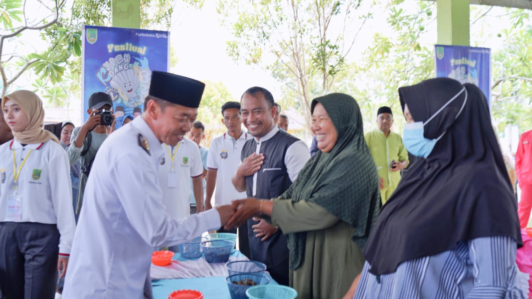 Ditaja Dispora, Bupati Rohil Buka Festival Kupas Kerang Sebelah Tangan