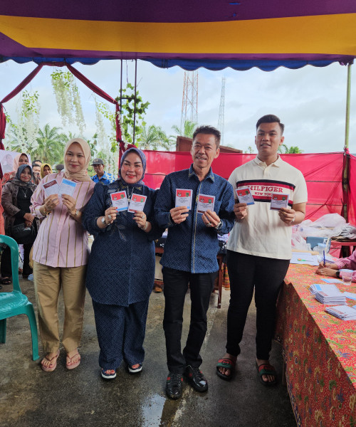 Bupati Rohil Afrizal Sintong Nyoblos di Sintong Bakti Bersama Istri dan Anaknya