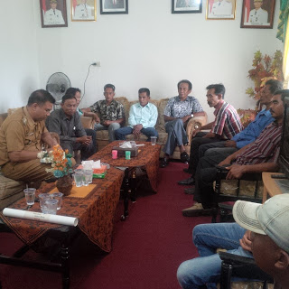 Datangi Camat Bangko, Puluhan Warga Labuhan Tangga Kecil Pertanyakan Mengenai Dana ADD Datangi Camat Bangko, Puluhan Warga Labuhan Tangga Kecil Pertanyakan Mengenai Dana ADD