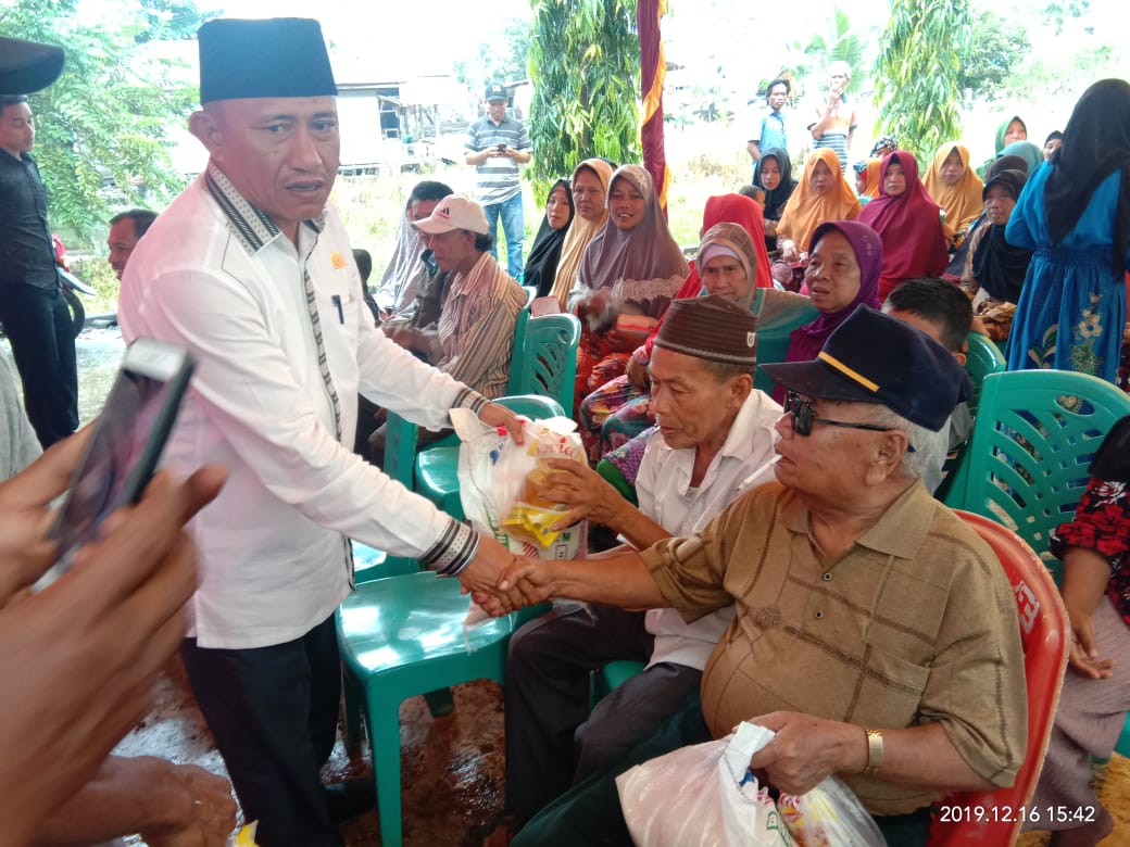 DPRD Rohil Riduan Serahkan Sembako Untuk Janda dan Orang Tua di Desa Bentaian DPRD Rohil Riduan Serahkan Sembako Untuk Janda dan Orang Tua di Desa Bentaian