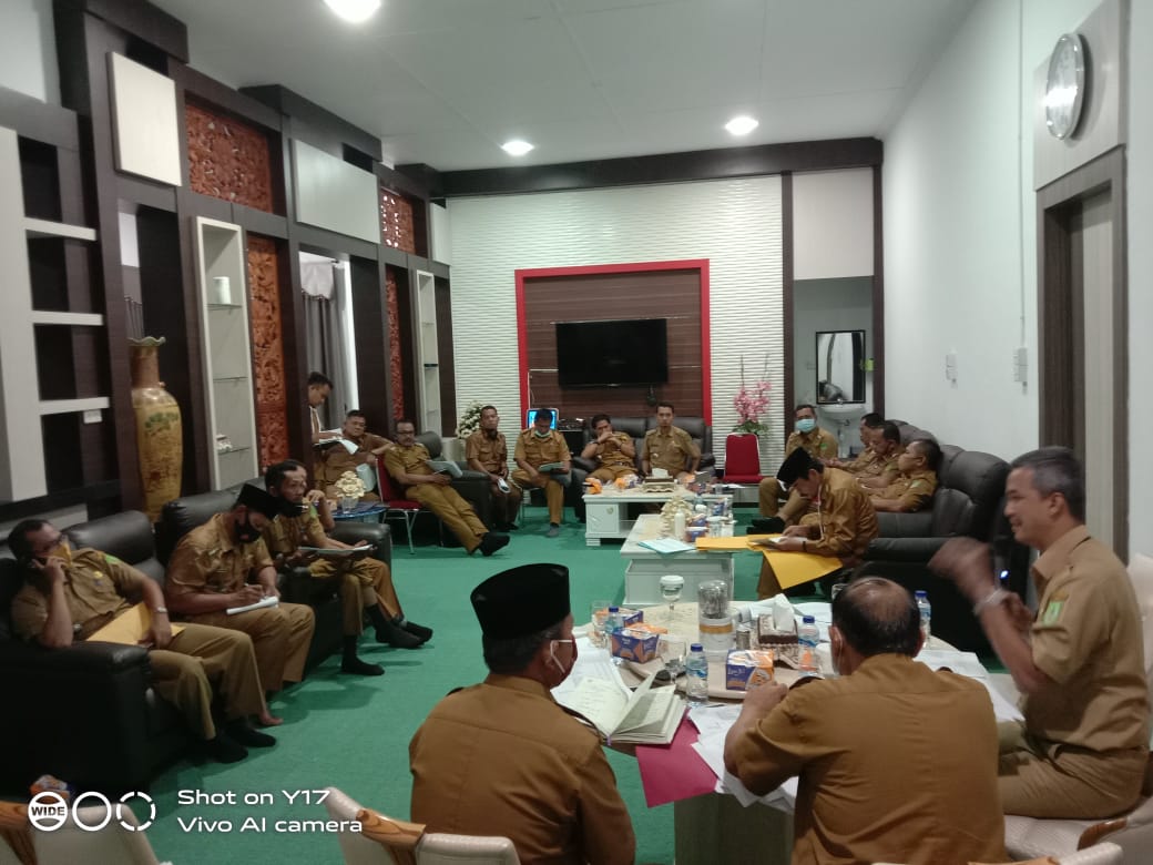 Sinkronkan Data Bantuan, Sekdakab Rohil Pimpin Rapat