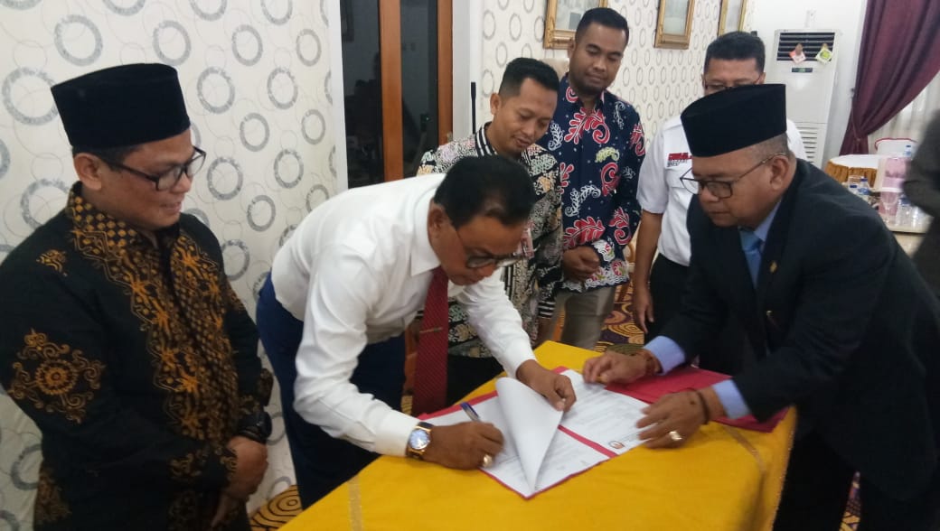 Bersama KPU Dan Bawaslu, Bupati Rohil Tandatangani NHPD Pilkada 2020