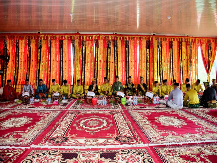 Wujud Pelestarian dan TradiBupati dan Wakil Bupati Kampar Lakukan Prosesi Makan Bajambau