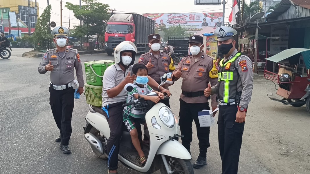 Antisipasi Gangguan Pernapasan akibat Asap Karhutla Polres Rohil dan Jajaran Bagikan 420 Masker