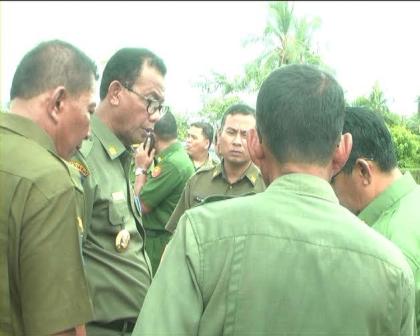 Sering Digenangi Air, Bupati Rohil Tinjau Keadaan Jalan Utama Sering Digenangi Air, Bupati Rohil Tinjau Keadaan Jalan Utama