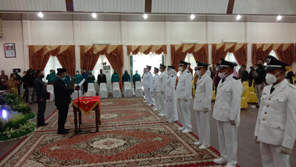 Wakil Bupati Rohil Lantik Sembilan Datuk Penghulu