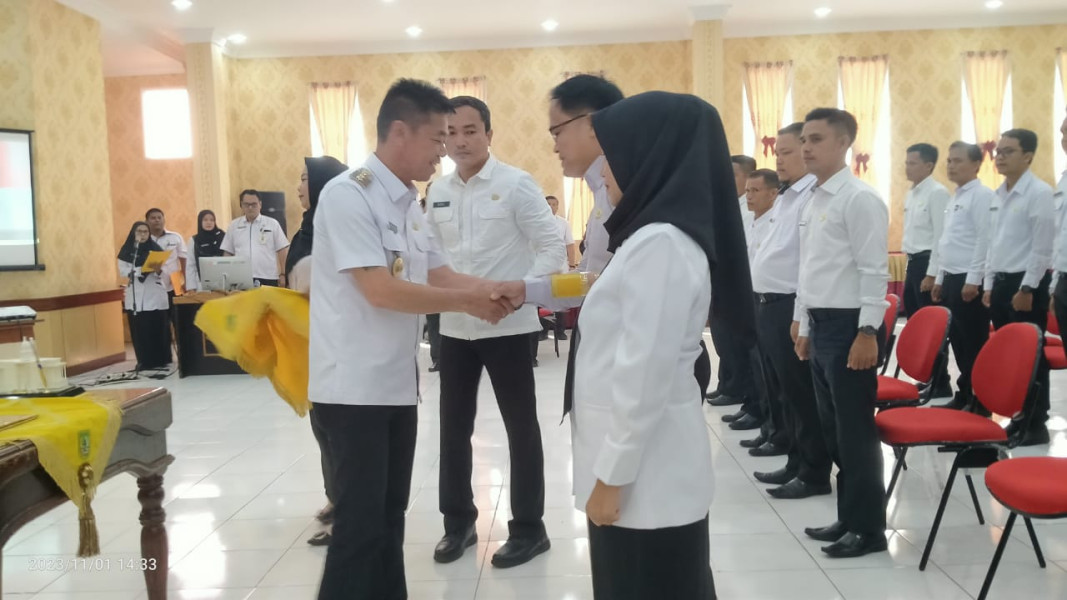 Bupati Rohil Serahkan 34 SK Pengangkatan PPPK Tanaga Teknis Formasi 2022