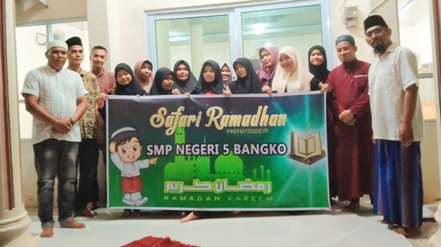 Majelis Guru Beserta Para Murid SMP Negeri 5 Bangko Adakan Safari Ramadhan di Masjid Mutmainnah