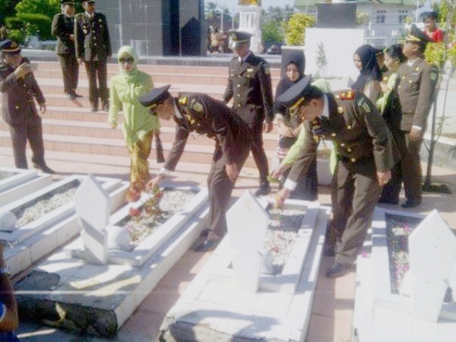 Kejari Rohil Gelar Upacara dan Tabur Bungga di TMP Kusuma Bhakti