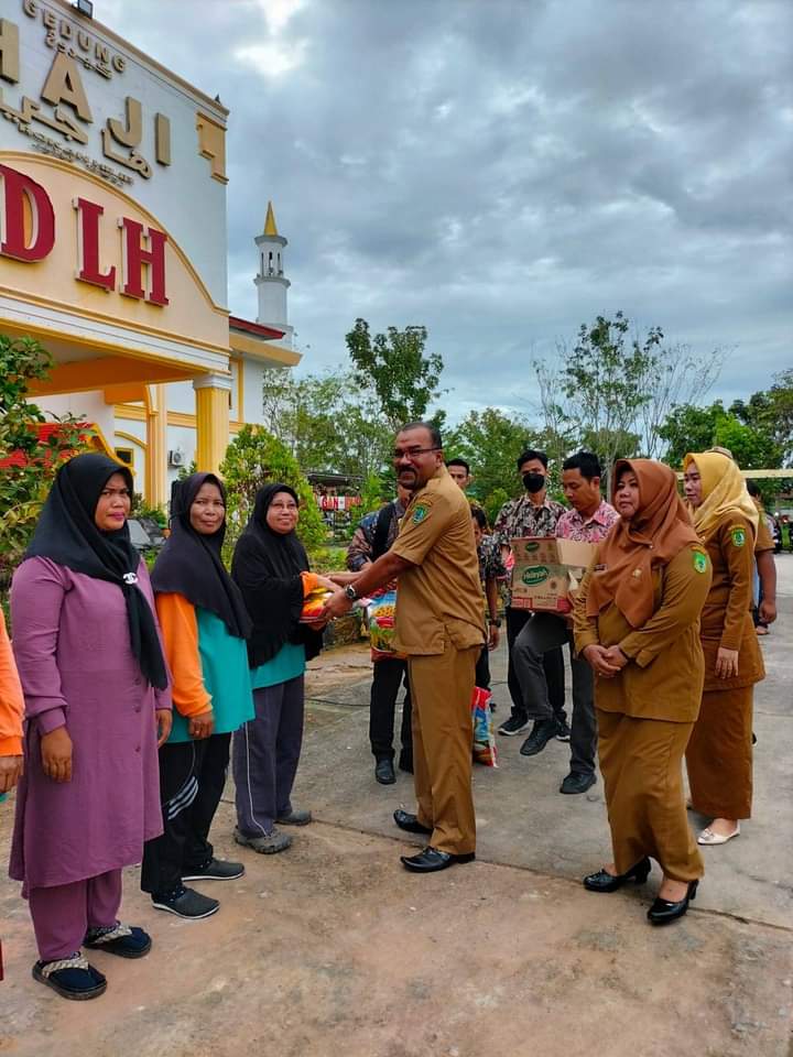 DLH Rohil Kembali Serahkan Bantuan Sembako Kepada Petugas Kurang Mampu