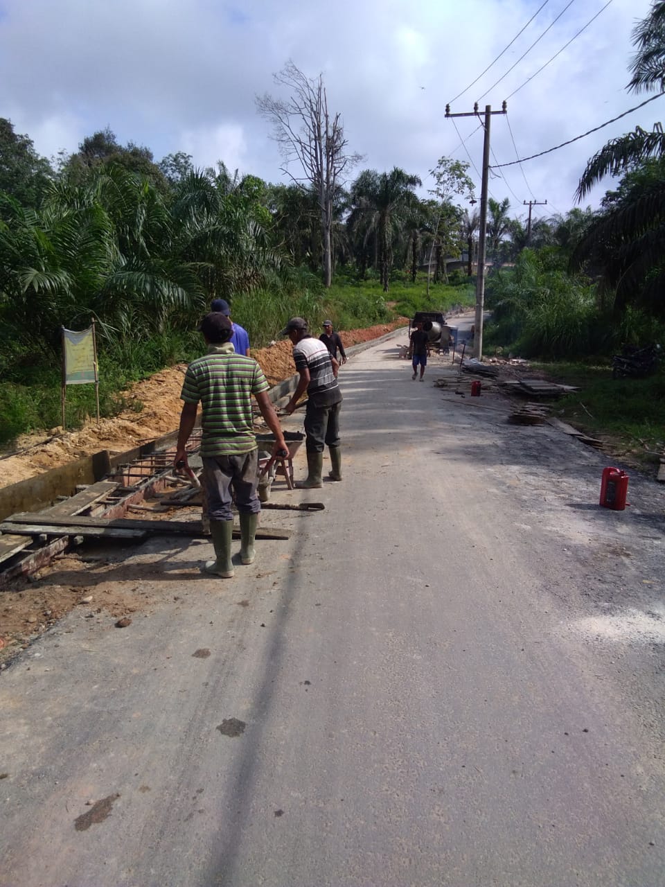 Jalan Menuju Wisata Air Panas Tanjung Medan Masih Dalam Masa Pemeliharaan Rekanan