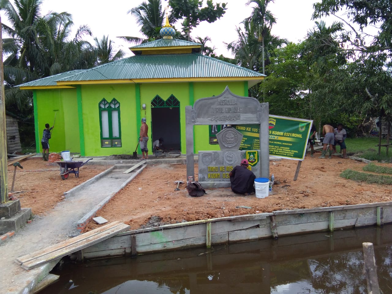 Proses Pengecatan, Musholla Nurul Hidayah Mulai Tampak Indah