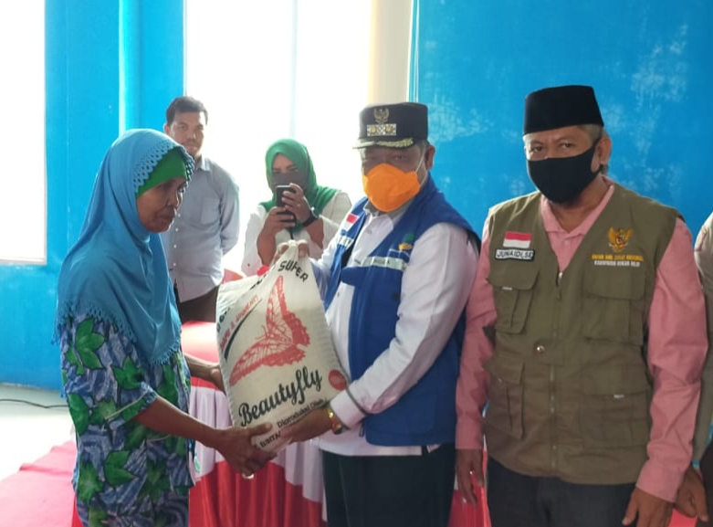 Drs H Jamiludin Secara Simbolis Serahkan Bantuan Sembako Untuk Kubu dan Kuba