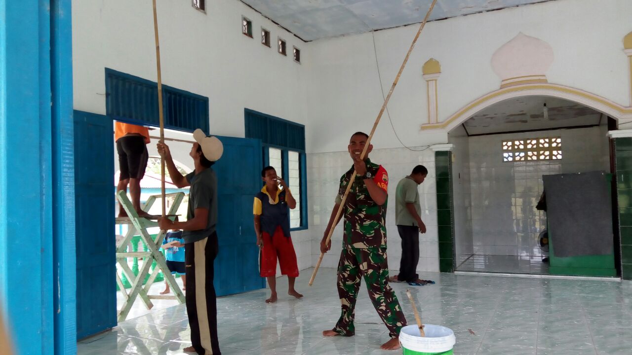 Bersama Masyarakat, Babinsa Koramil 05/RM Laksanakan Goro Pengecatan Masjid At-Taufiq