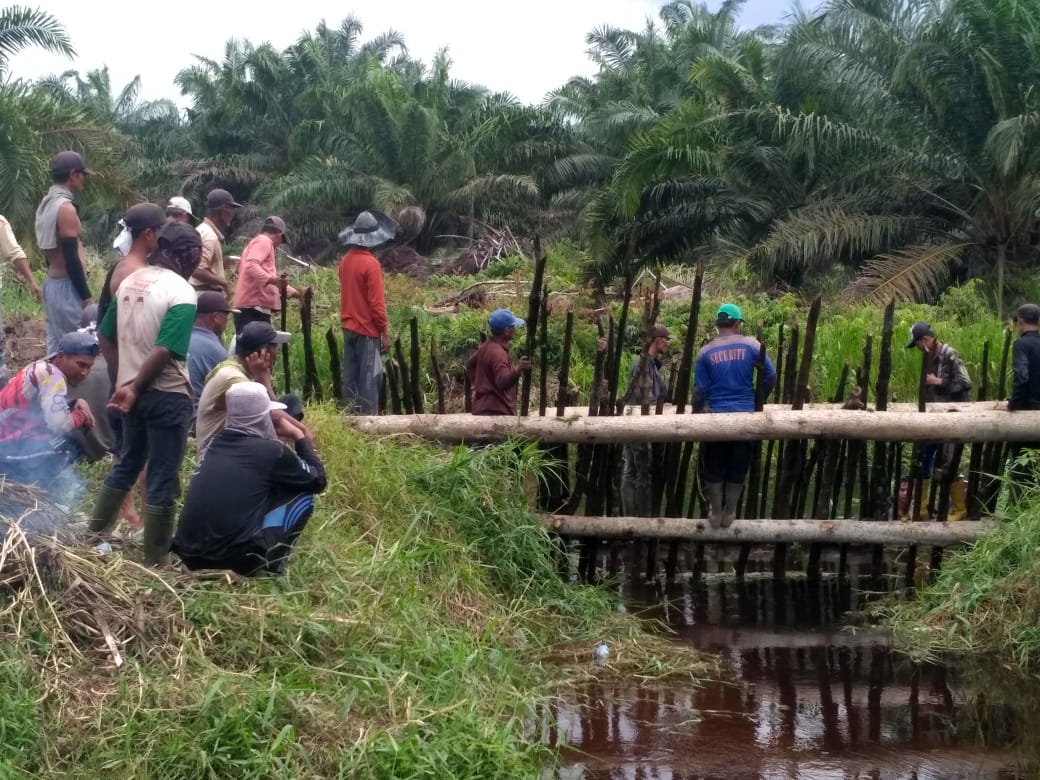 Keluhkan Banjir Tak Ditanggapi, Puluhan Warga Bantayan Baru Tutup Saluran Air PT.Sindora