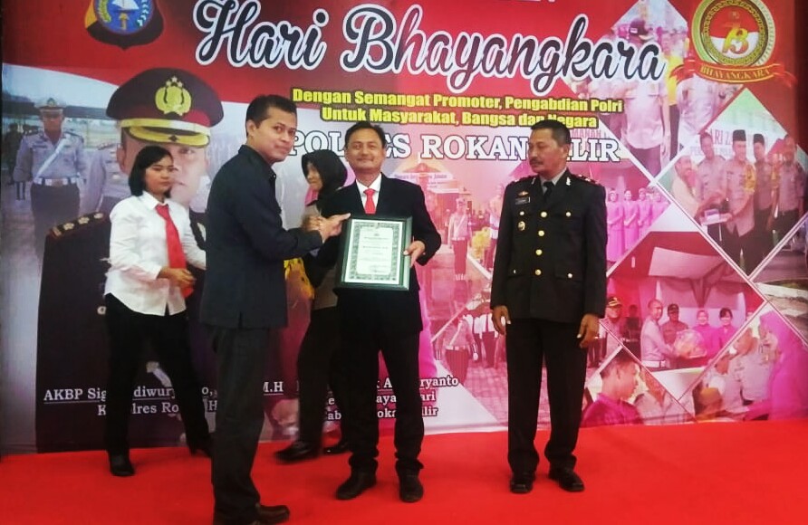 Puncak HUT Bhayangkara, Kasat Narkoba Polres Rohil Dapat Penghargaan