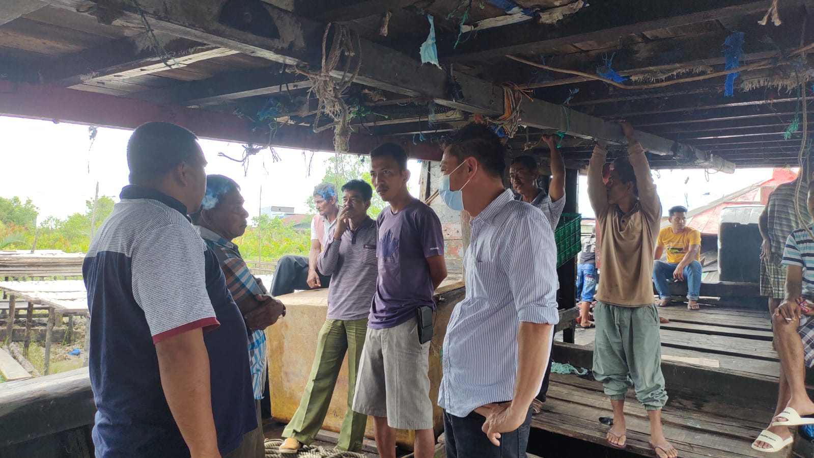 Bupati Rohil Afrizal Sintong Tinjau Kapal Ilegal Fishing Tangkapan Warga Nelayan