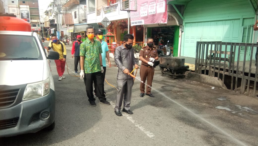 Ketua DPRD Rohil Maston Semprot Cairan Disinfektan di Jalan
