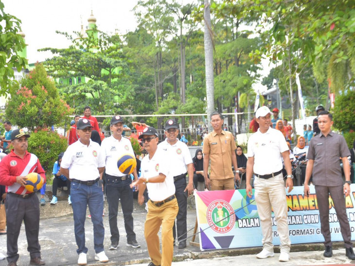Buka Pertandingan Bola Volly HUT PGRI Pj. Bupati Kampar :Jaga Semangat Kebersamaan Dan Sportifitas