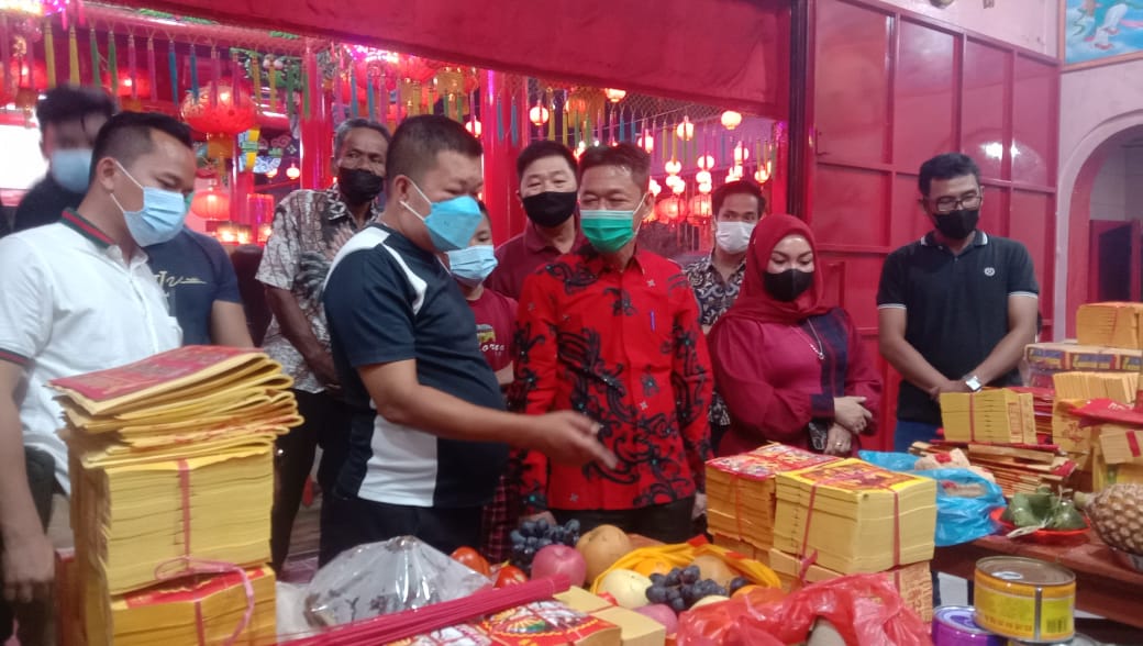 Kunjungi Klenteng In Hok King, Bupati Rohil Saksikan Prosesi Sembahyang RBT