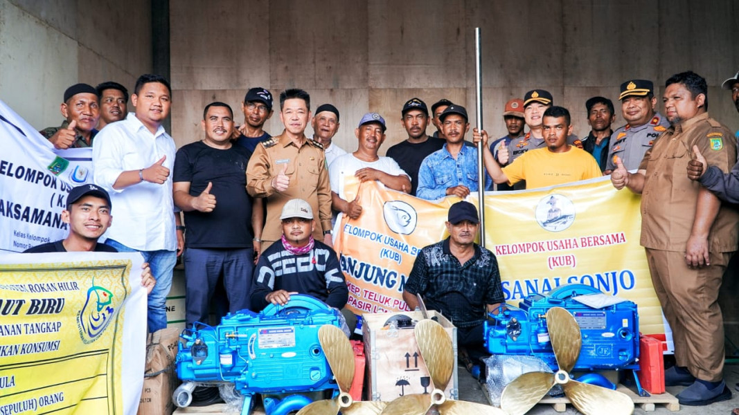 Bantuan Nelayan, Bupati Rohil Serahkan Mesin Bot Sebanyak 80 Buah