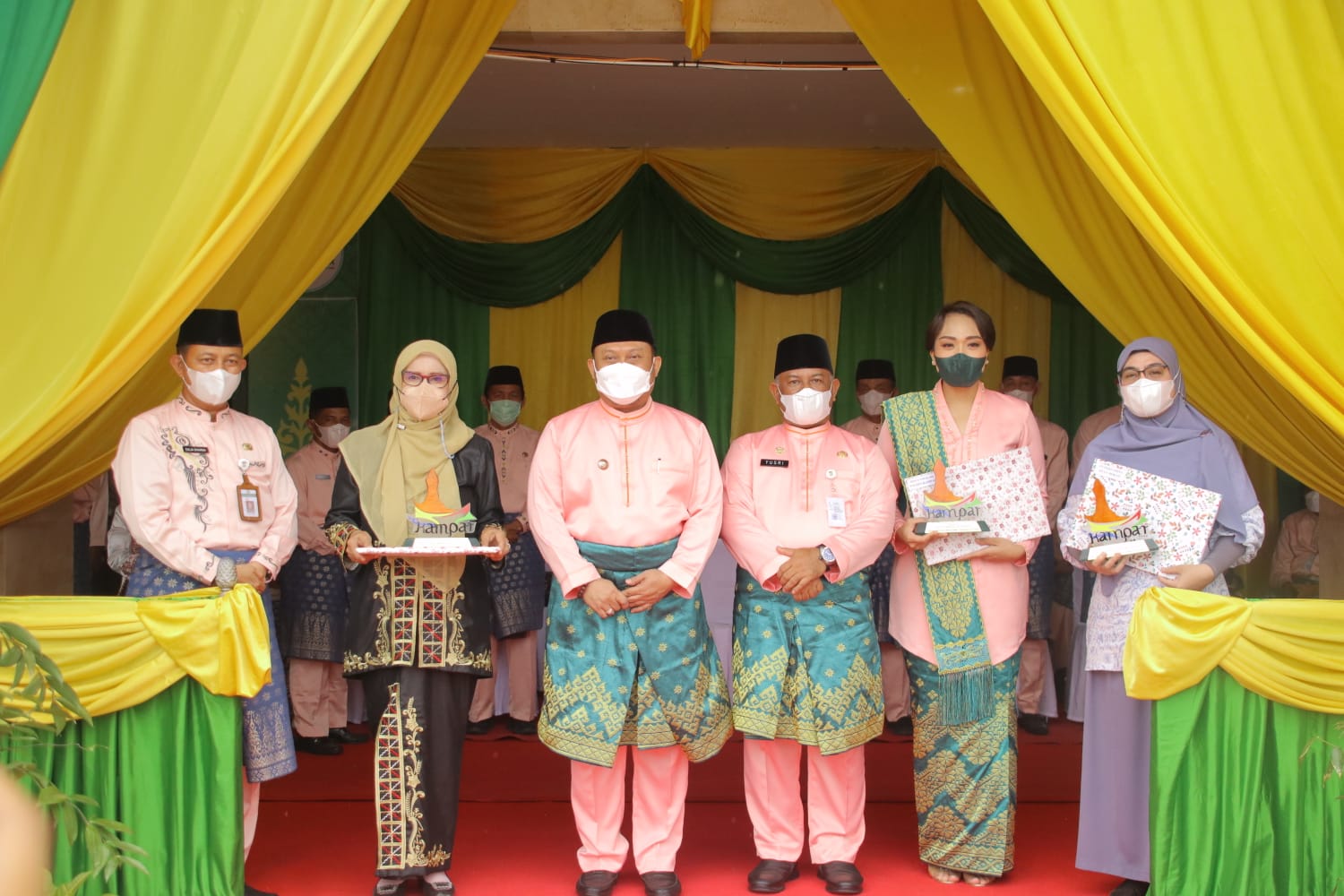 Bupati Kampar Berikan Penghargaan Kepada Bhayangkari Bidang Pariwisata