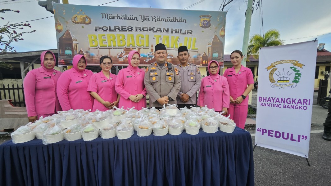 Berkah Ramadhan, Polsek Bangko Bagi bagi Takjil Geratis