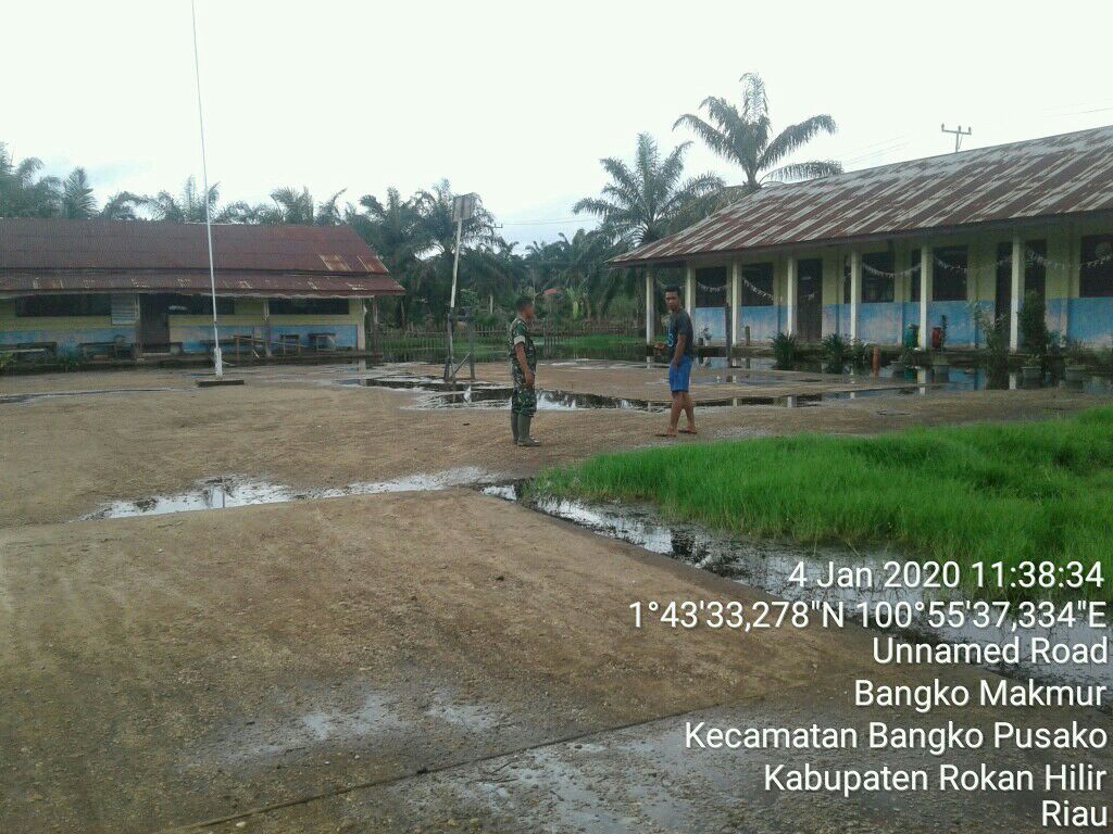 Banjir Mulai surut, Babinsa Tinjau Kondisi SDN 014 Bangko Pusako