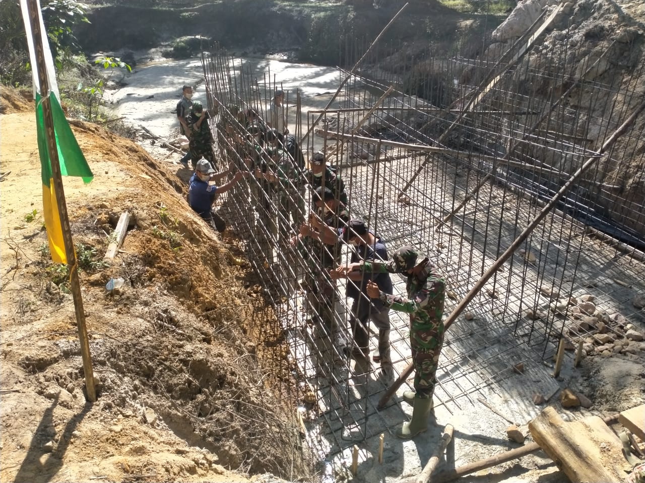 Bahu membahu, TNI dan Warga Gesa Pembangunan Box Culvert Bahu membahu, TNI dan Warga Gesa Pembangunan Box Culvert