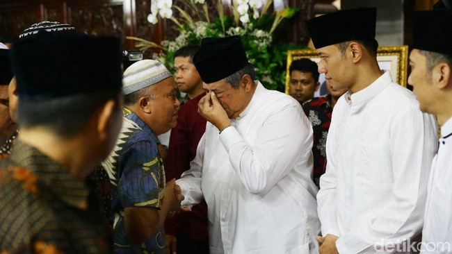 Momen SBY dan BJ Habibie Bertemu Saat Ziarah ke Makam Istri Momen SBY dan BJ Habibie Bertemu Saat Ziarah ke Makam Istri