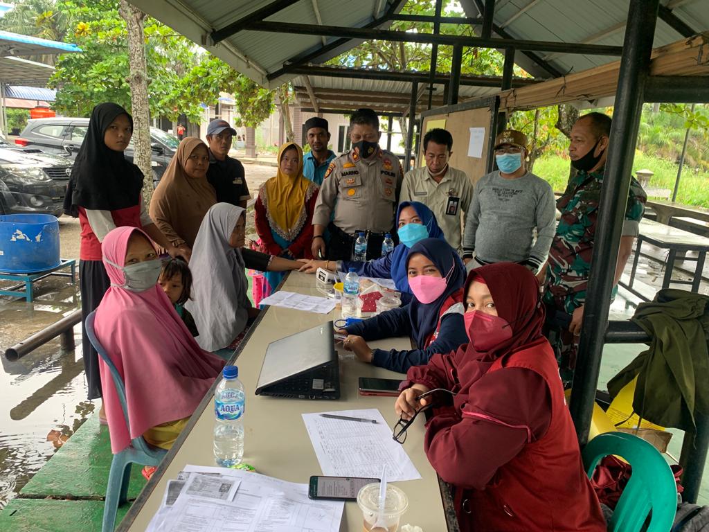 Walau hujan, Warga Tapung Antusias Ikut Vaksin