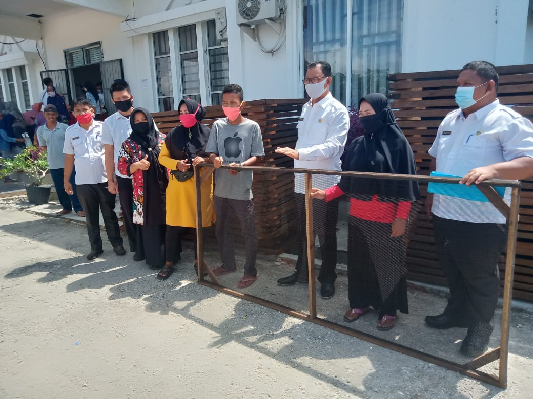 Bupati Rohil Serahkan Bantuan Untuk Kelompok Nelayan