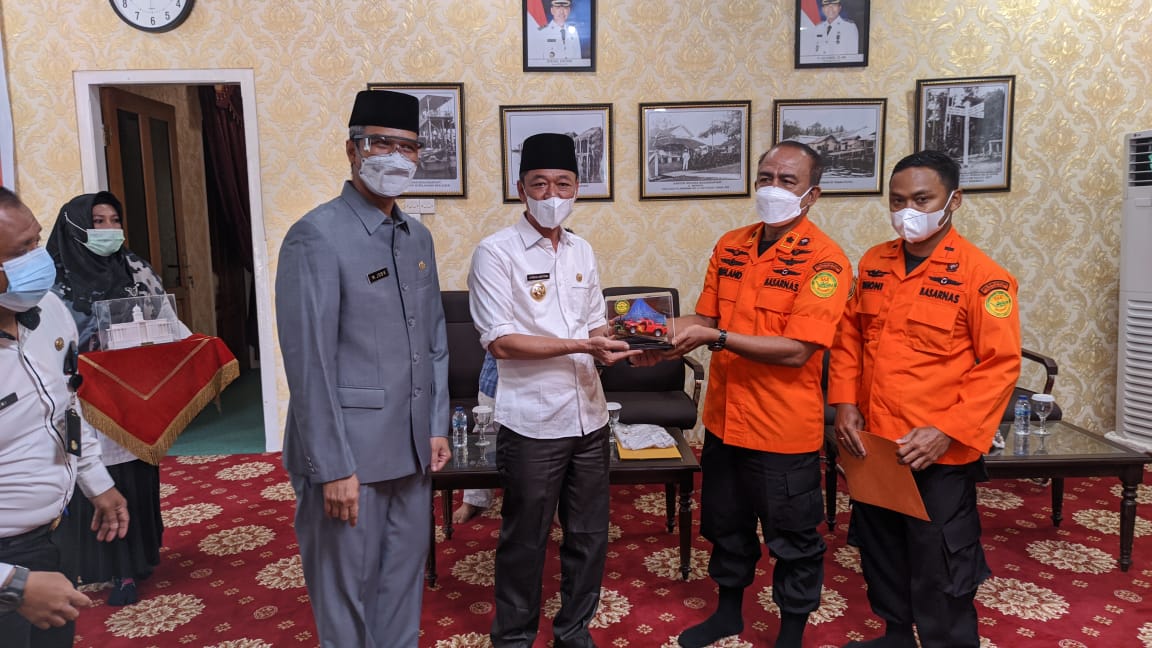 Bupati Rohil Afrizal Sintong Serahkan Sertifikat Tanah untuk Basarnas