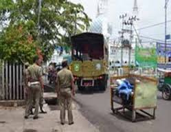 Truk Barang Penyebab kemacetan Lalulintas