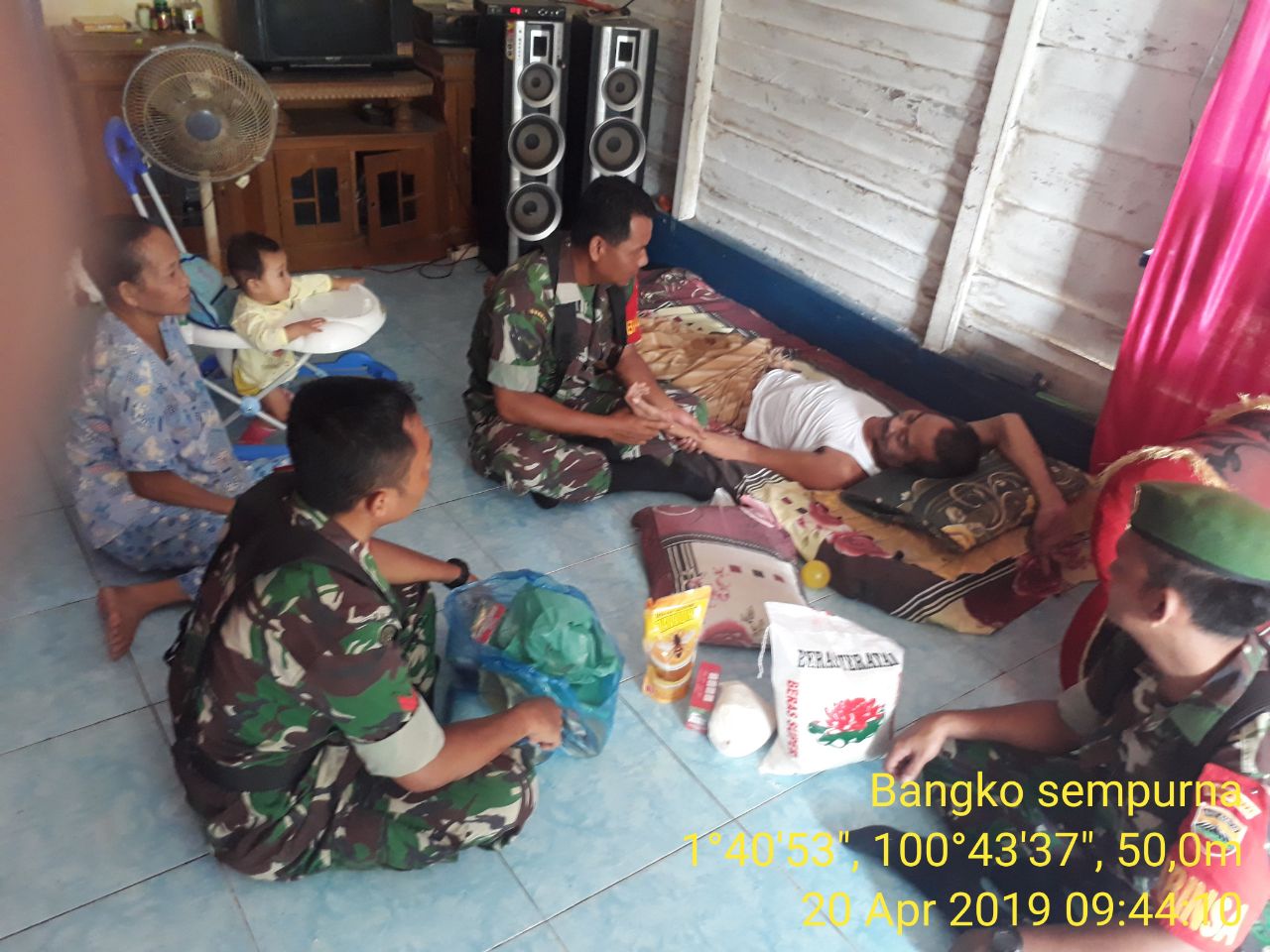 Peduli Sesama, Koramil 05/RM Jenguk Dan Bantu Warga Sakit