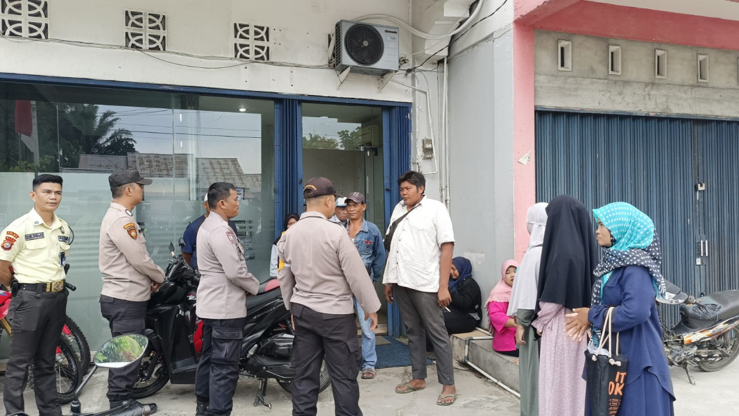 Masyarakat Ngantri di Bank Polisi sambangi untuk sampaikan pesan Pemilu Damai Masyarakat Ngantri di Bank Polisi sambangi untuk sampaikan pesan Pemilu Damai