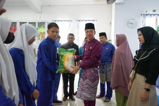 Peringati Tahun Baru Islam, Bupati Rohil Bersama GRMB  Santuni Anak Yatim di SMAN 1 Bangko